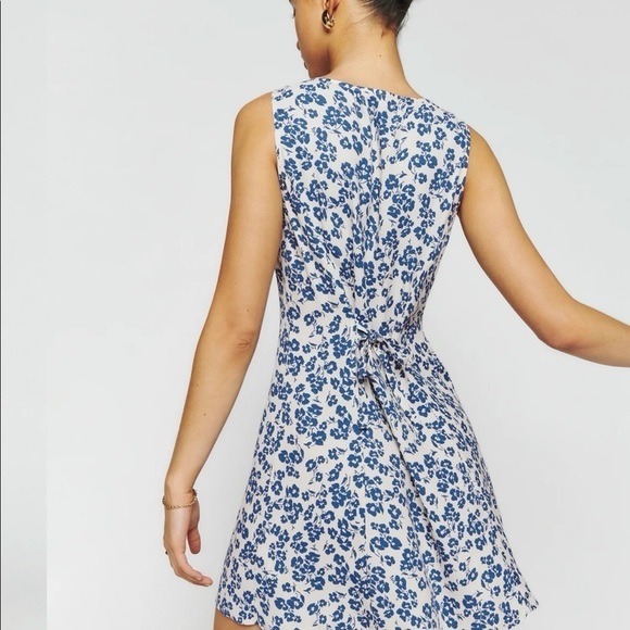 Reformation Rylinn Floral Button Front Tie Back Sundress
MILANESA, Size 6 NWT - Picture 3 of 7